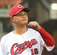 　６回を投げ切った森は、野手陣を迎える（撮影・田中太一）