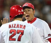 　６回、２点適時打を放った会沢を迎える新井監督（撮影・田中太一）