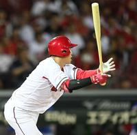 　６回、同点適時三塁打を放つ小園（撮影・田中太一）