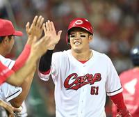 　６回、同点適時三塁打を放った小園はナインとタッチを交わす（撮影・田中太一）