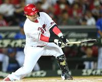 　６回、２点適時二塁打を放つ会沢（撮影・田中太一）