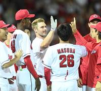 　１１回、サヨナラ本塁打を放ったデビッドソンはナインから祝福を受ける（撮影・田中太一）