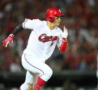 　６回、同点適時三塁打を放つ小園（撮影・田中太一）