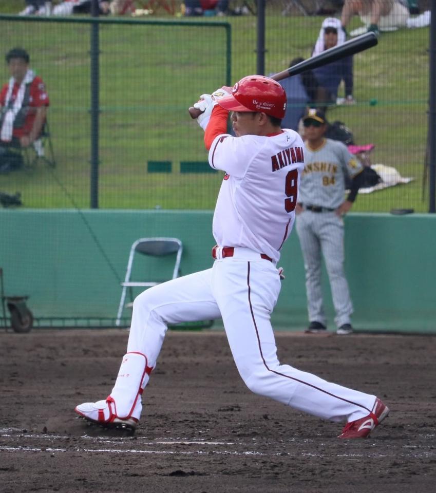 　５回、右ふくらはぎの筋損傷から復帰した秋山は右前打を放つ