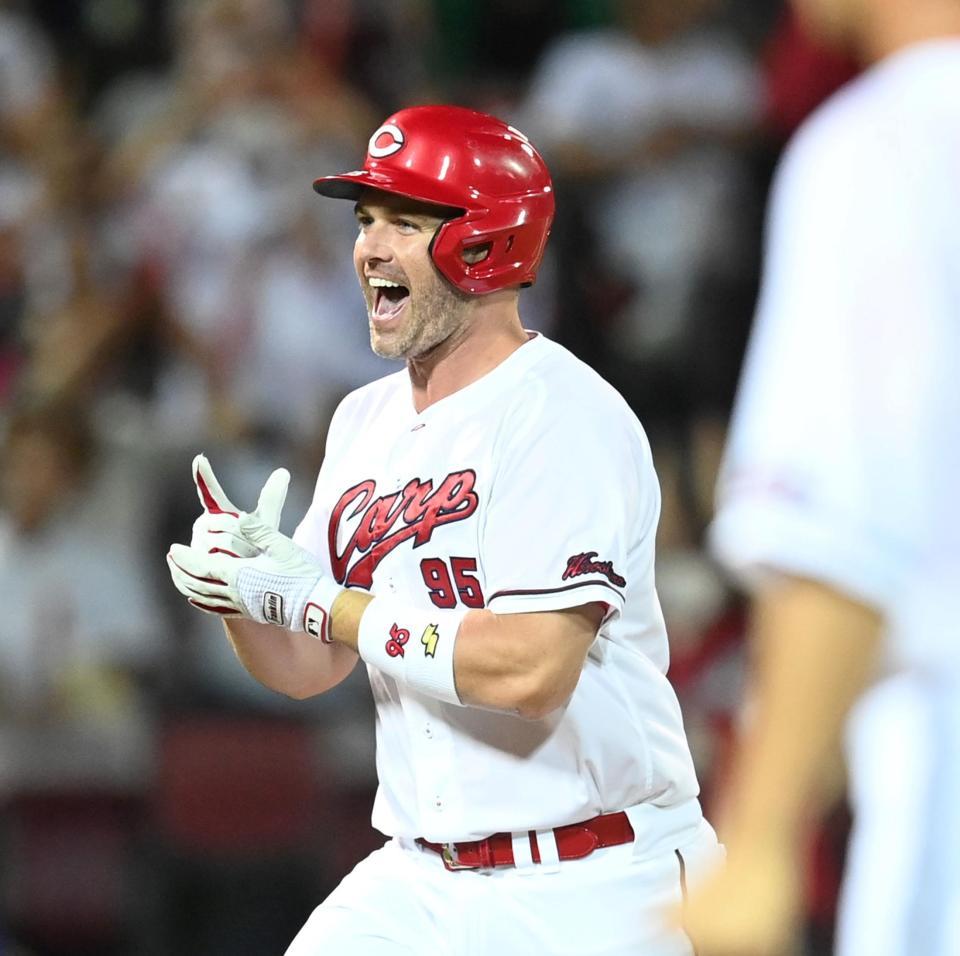 　１１回、サヨナラソロを放ったデビッドソンは“ごますりポーズ”で生還（撮影・田中太一）