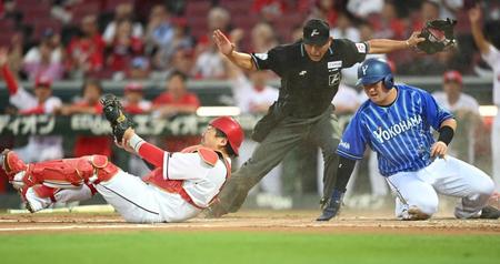 ２回、ＤｅＮＡ　ネフタリ・ソトの犠飛で生還したＤｅＮＡ・牧秀悟。左は広島・会沢翼＝マツダスタジアム（撮影・田中太一）