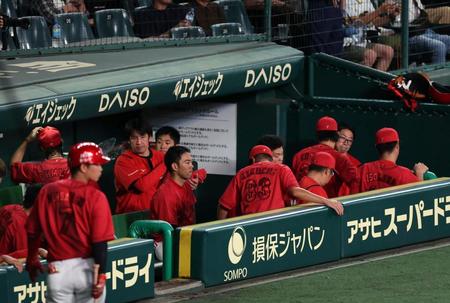 　阪神に敗れ、秋山（中央）は厳しい表情を見せる（撮影・山口登）