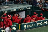 　阪神に敗れ、秋山（中央）は厳しい表情を見せる（撮影・山口登）