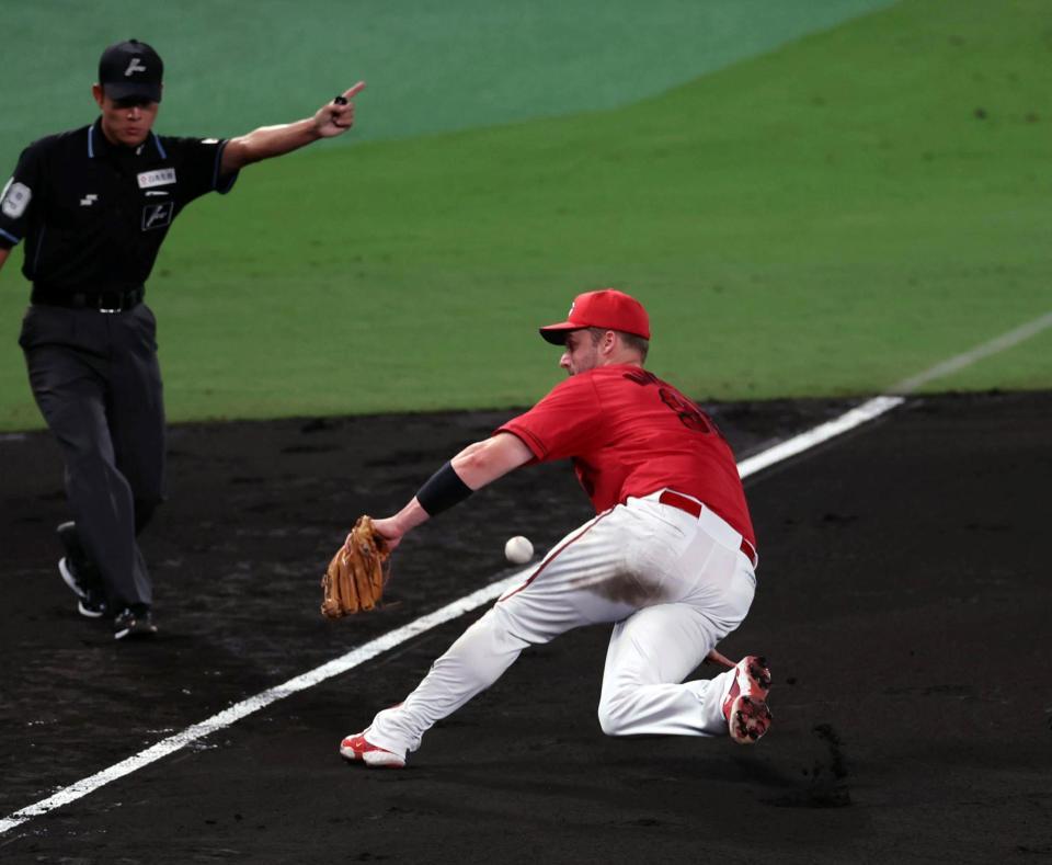 　８回、デビッドソンは大山の打球に飛びつくも適時二塁打となる（撮影・山口登）