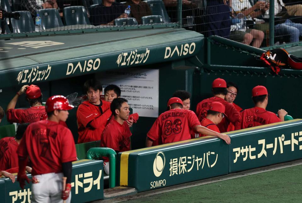 　阪神に敗れ、秋山（中央）は厳しい表情を見せる（撮影・山口登）