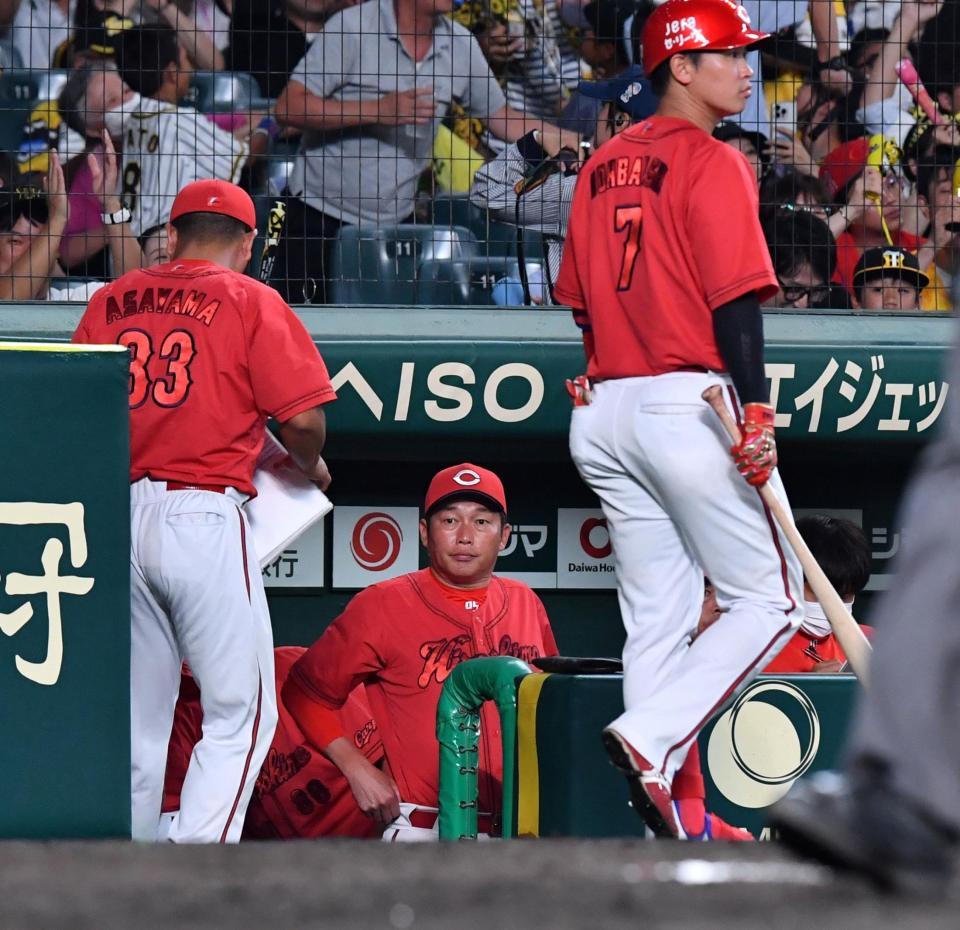 　阪神に敗れ、一塁側ベンチを見つめる新井監督（中央）＝撮影・中田匡峻