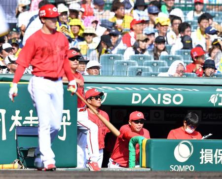 　３回、２回に４失点した森下（左端）を打席に向かわせる新井監督（右から２人目）＝撮影・中田匡峻