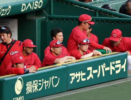 　試合終了し、グラウンドを見つめる森下（中央右）＝撮影・山口登