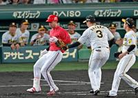 　８回、一ゴロに倒れる・秋山