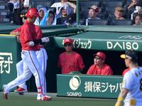 　６回、戦況を見守る新井監督。左は併殺に倒れた秋山（撮影・神子素慎一）