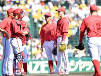 　２回、失点した森下（中央右）のもとに集まる広島ナイン（撮影・中田匡峻）