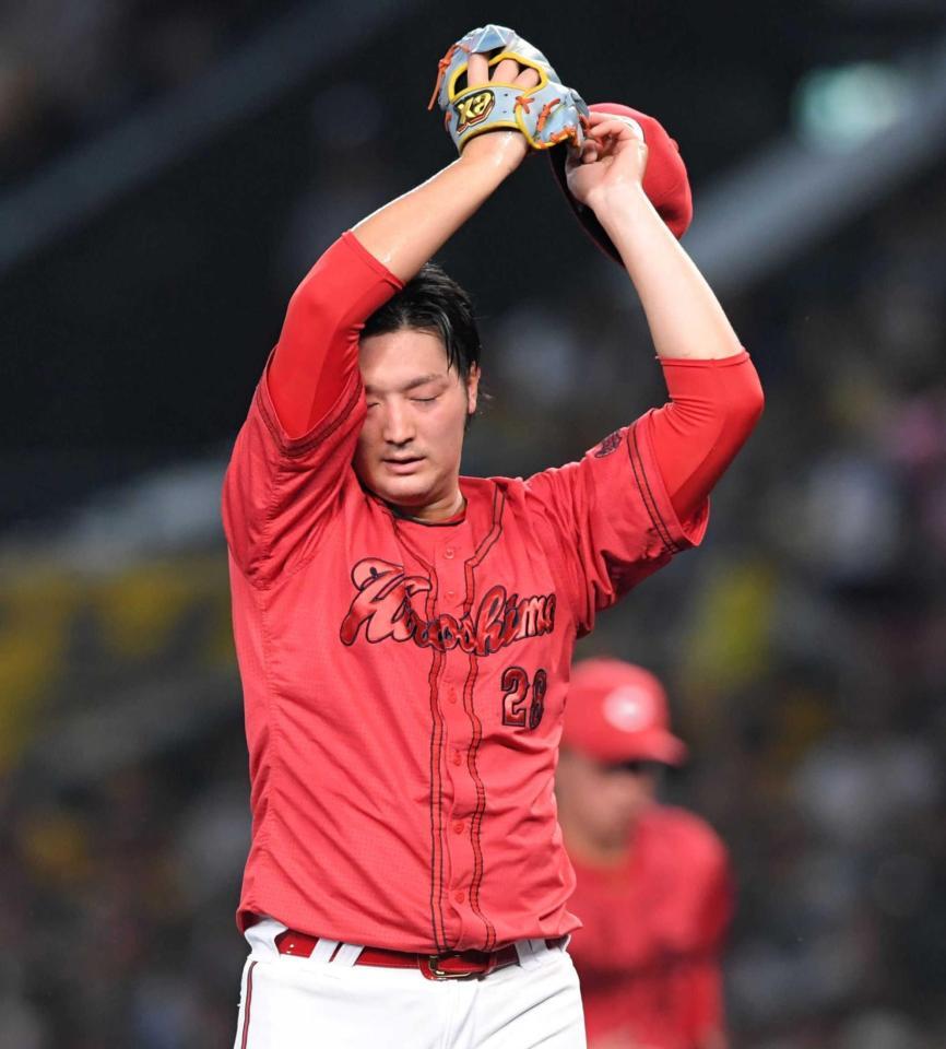 　２回、阪神・佐藤輝にソロを浴びた床田は汗を拭いながらベンチへ戻る（撮影・北村雅宏）