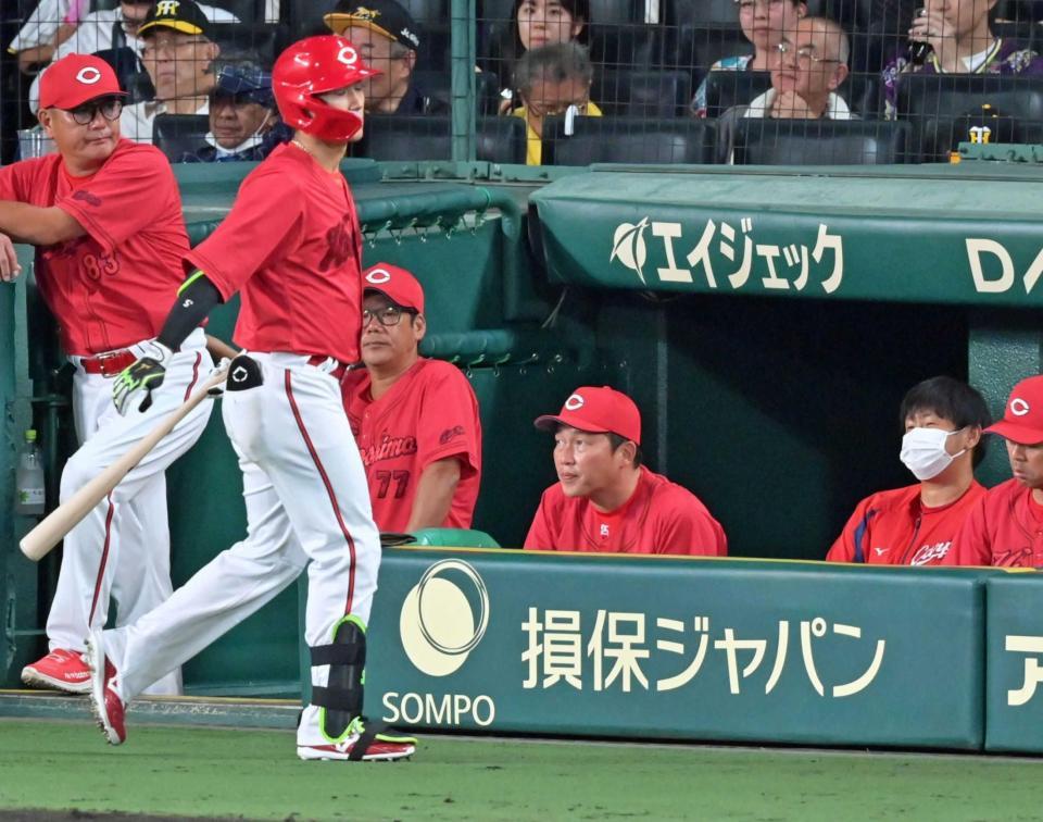 　７回、戦況を見守る新井監督（中央、手前は西川）＝撮影・立川洋一郎