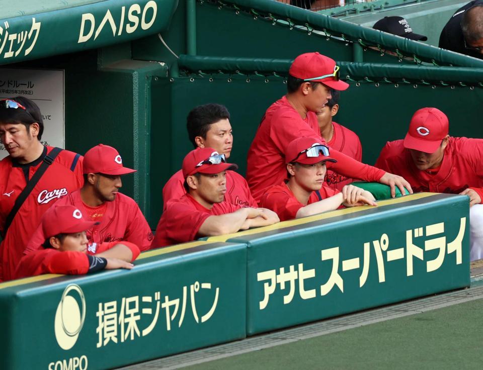 　試合終了し、グラウンドを見つめる森下（中央右）＝撮影・山口登