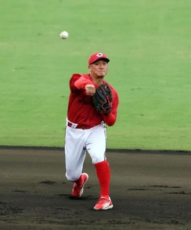 　７回、ノイジーの打球を捕球した田中は一塁に悪送球する（撮影・山口登）