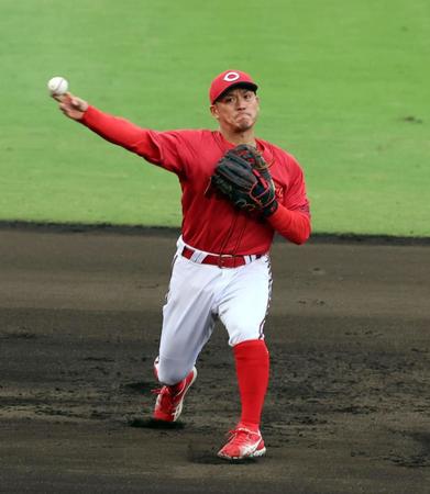 　７回、坂本の打球を捕球し、一塁へ悪送球する田中（撮影・山口登）