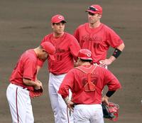 　８回、勝ち越しを許し降板する九里（撮影・山口登）