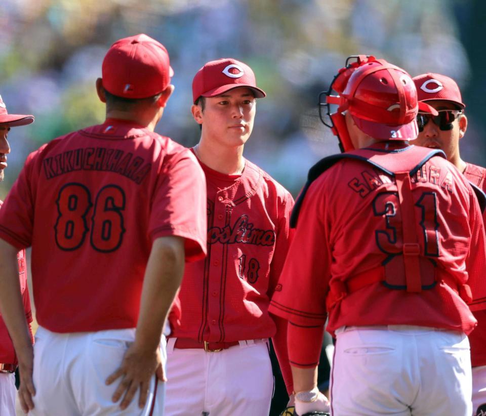 　２回、阪神打線に捕まった森下のもとに集まる広島ナイン（撮影・山口登）