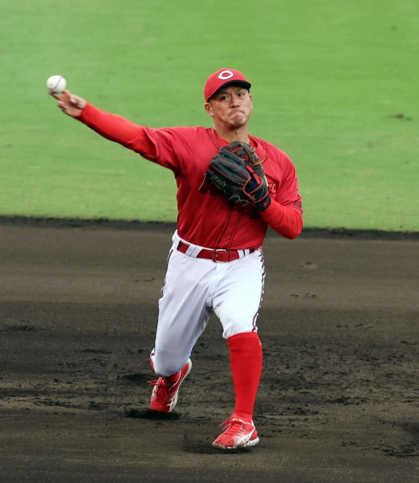 　７回、坂本の打球を捕球し、一塁へ悪送球する田中（撮影・山口登）