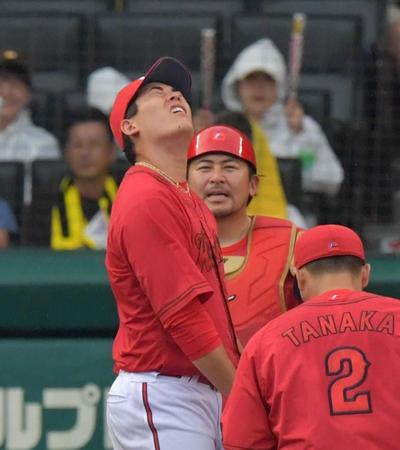 　８回、勝ち越しを許し、悔しそうに天を仰ぐ九里（撮影・神子素慎一）