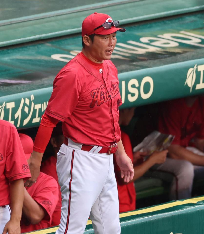 　９回、代打を告げる新井監督（撮影・山口登）