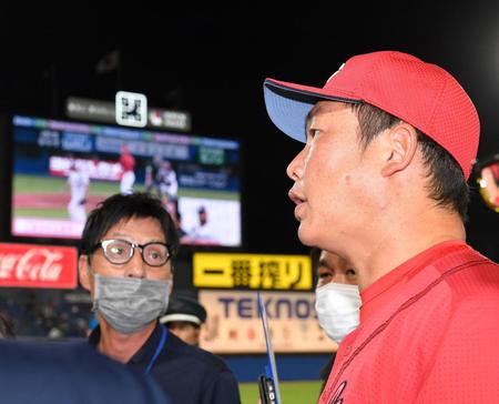 　神宮６連敗となり、記者の質問に答える新井監督（右）＝撮影・伊藤笙子