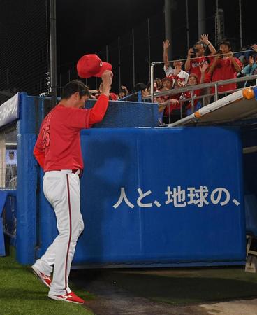 　神宮６連敗となり、スタンドのファンに応えながら球場を引き上げる新井監督（撮影・伊藤笙子）