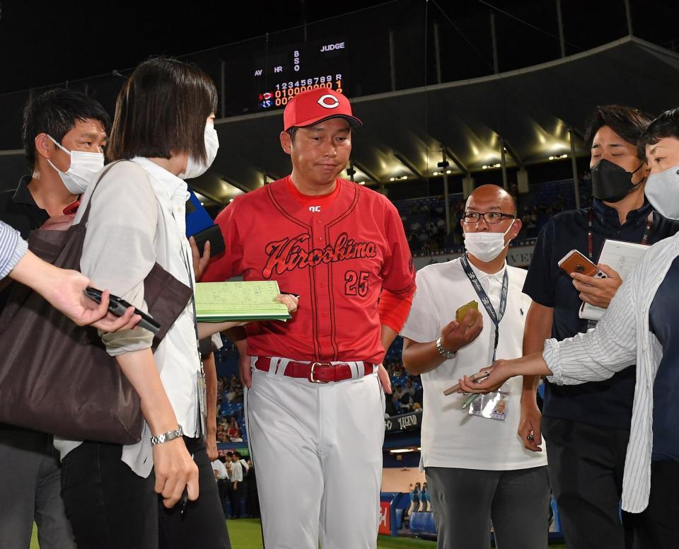 　５連敗となり、試合後記者の質問に答えながらベンチを後にする新井監督（中央）＝撮影・伊藤笙子
