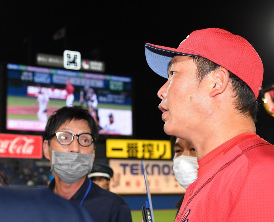 　神宮６連敗となり、記者の質問に答える新井監督（右）＝撮影・伊藤笙子