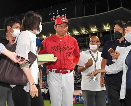 　５連敗となり、試合後記者の質問に答えながらベンチを後にする新井監督（中央）＝撮影・伊藤笙子