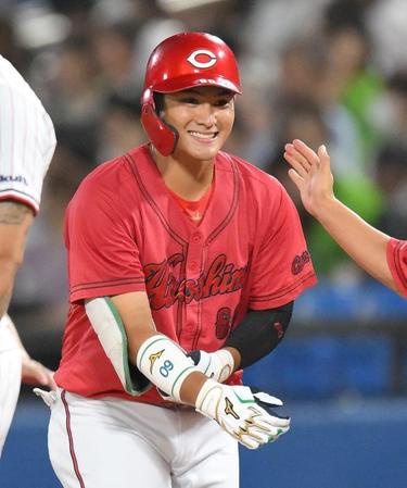 　５回、中前にプロ初安打を放ち、笑顔がこぼれる田村（撮影・伊藤笙子）