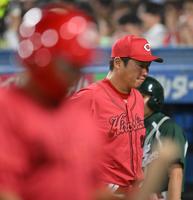 　６回、デビッドソンに代打・松山（手前）を送るも得点できず、選手交代後厳しい表情の新井監督（撮影・伊藤笙子）