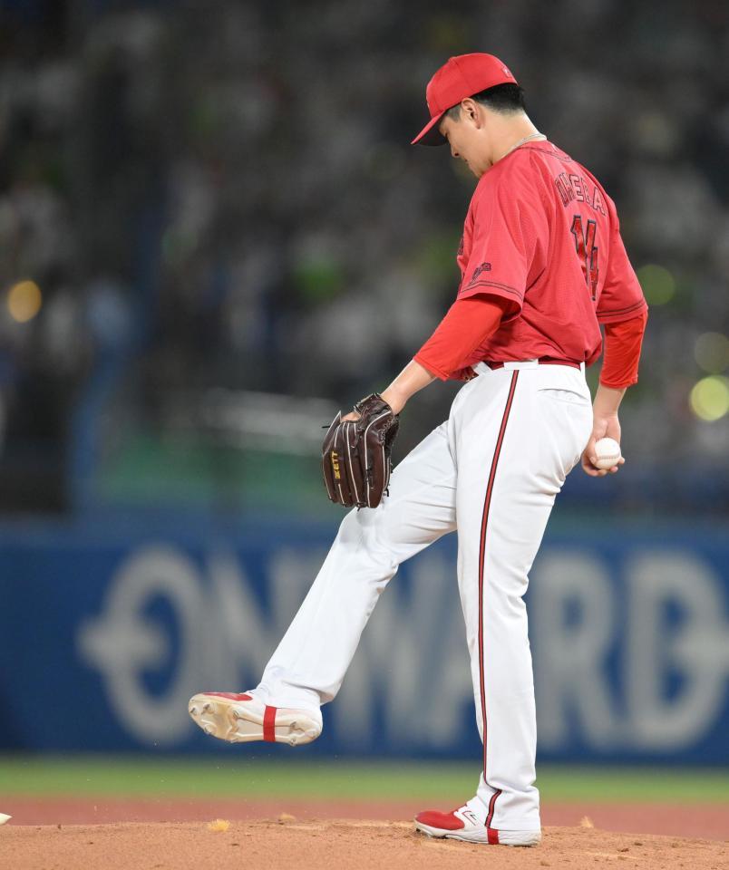 　１回、村上に右越えソロを浴び、マウンドを蹴る大瀬良（撮影・伊藤笙子）