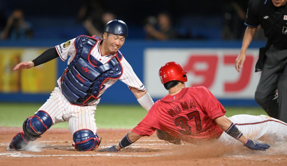 　８回、坂倉の右前打で本塁に突入するもアウトになる二塁走者・野間（左は捕手・古賀）＝撮影・伊藤笙子