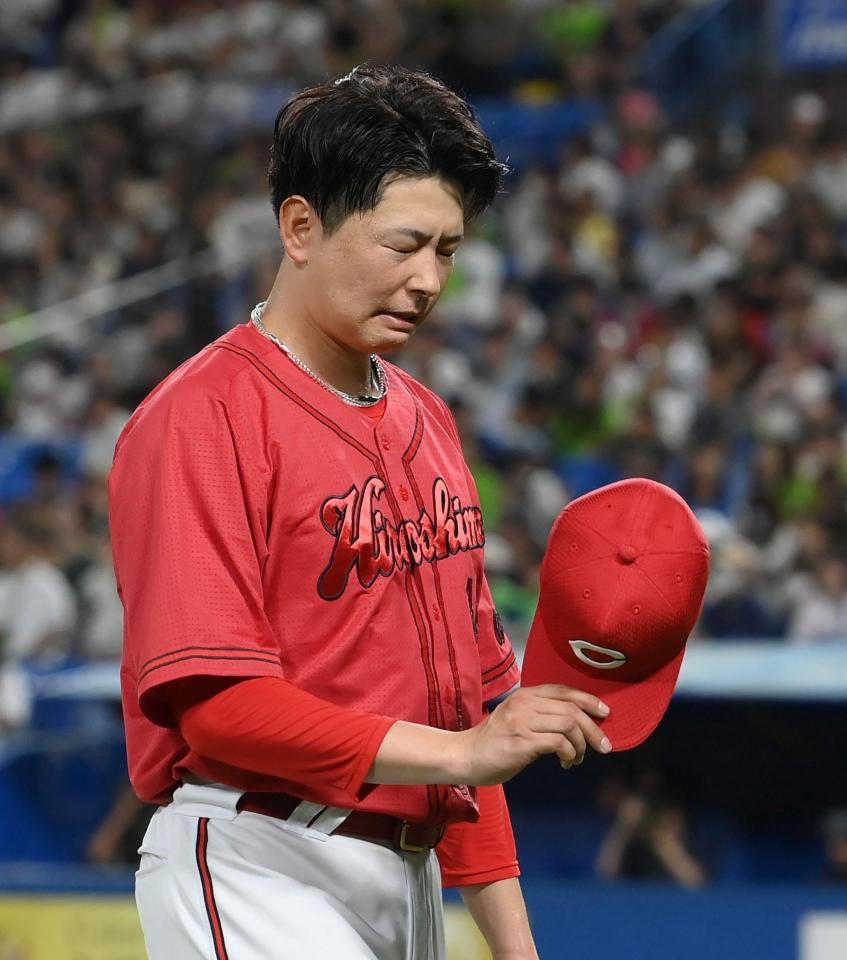 　６回、ピンチを背負って交代となり、ベンチに謝る大瀬良（撮影・伊藤笙子）