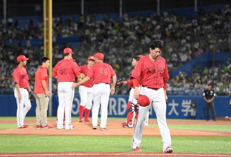 　６回、交代を告げられマウンドを降りる大瀬良（撮影・伊藤笙子）