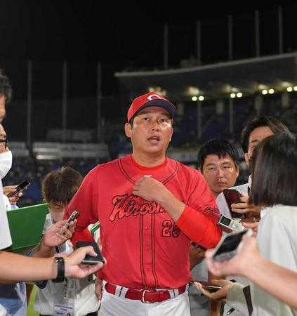 　６連敗で後がなくなり、試合後報道陣の質問に答える新井監督（撮影・伊藤笙子）