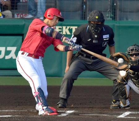 　対阪神戦の６回、左前打を放つ野間＝９日、甲子園
