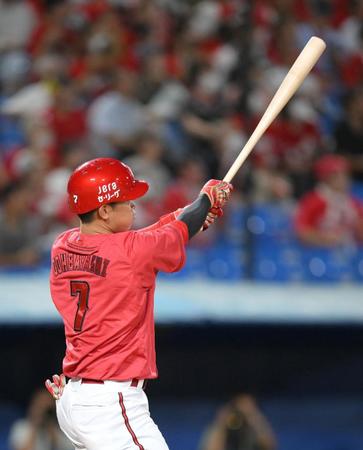 　２回、左越えソロを放つ堂林（撮影・伊藤笙子）