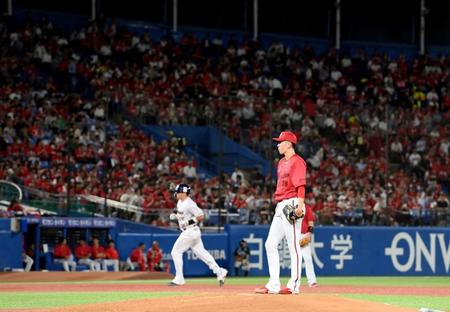 　３回、村上（奥）に２者連続のソロを浴びた遠藤（撮影・伊藤笙子）