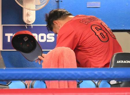 　２回、逆転を許しベンチで帽子を投げつける遠藤（撮影・伊藤笙子）