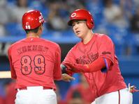 　２回、左越えソロを放ち、小窪コーチに迎えられる堂林（撮影・伊藤笙子）