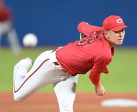 　力投する先発の遠藤（撮影・伊藤笙子）