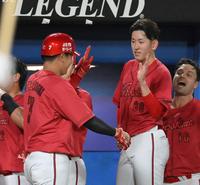 　２回、左越えソロを放った堂林（左）を迎える遠藤（撮影・伊藤笙子）