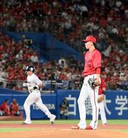 　３回、村上に２者連続のソロを浴びた遠藤（撮影・伊藤笙子）